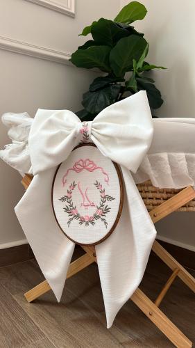 Banner of the bowtie baby bed / white