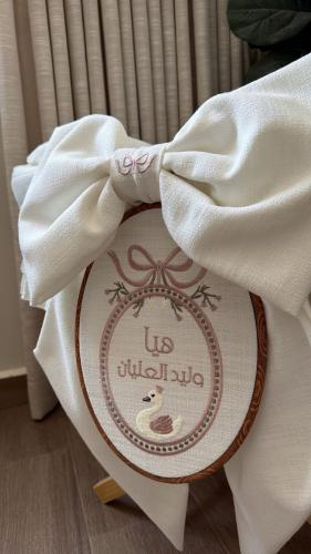 بانر سرير البيبي / ابيض