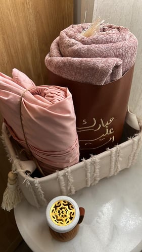 سله طقم نسائي/ غبار الورد