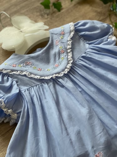 فستان رقيق باللون السماوي