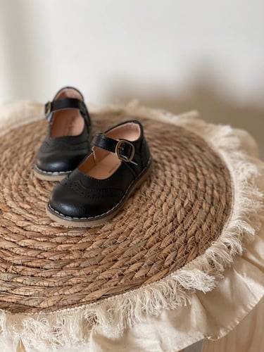 حذاء كلاسيكي باللون الأسود