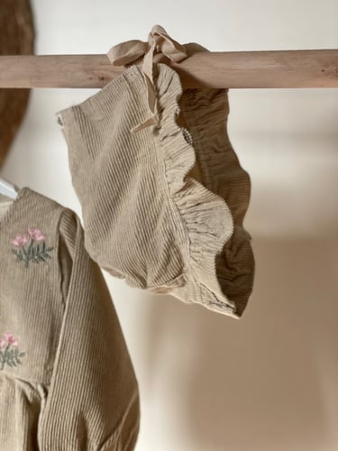 طقم مواليد أفرول مع قبعة باللون البيج