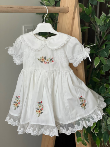 فستان أبيض بتطريزات ناعمة