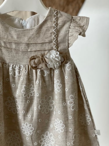 فستان آنيق باللون البيج