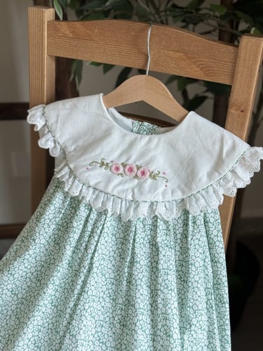 فستان بتطريز يدوي لطيف