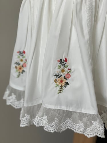 فستان أبيض بتطريزات ناعمة