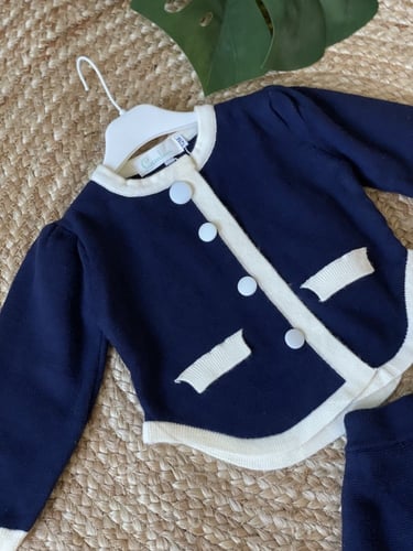 طقم باللون الكحلي