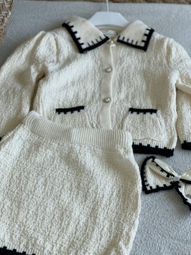 طقم شتوي سكري بأطراف سوداء ☁️