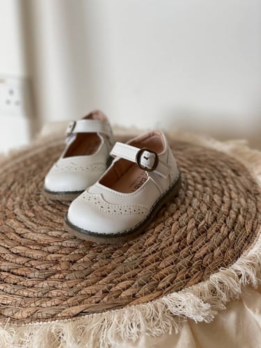 حذاء كلاسيكي باللون السكري