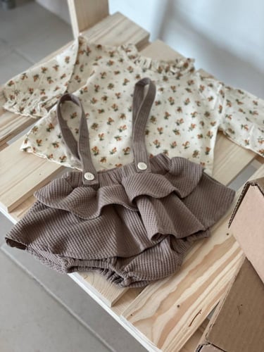 طقم مواليد بناتي مكون من قطعتين افرول قصير مع بلوز...