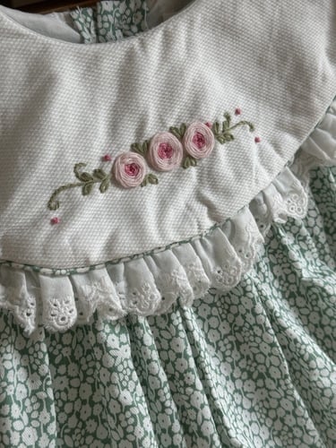 فستان بتطريز يدوي لطيف