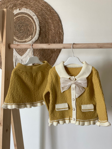 طقم تنورة وبلوزة باللون الكموني