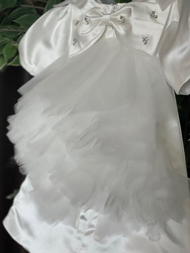 فستان لؤلؤي أبيض مرصع بالكريستال