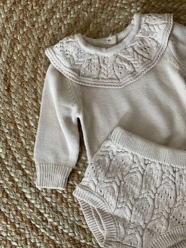 طقم تريكو شتوي جميل باللون البيج ( 2 قطعة )