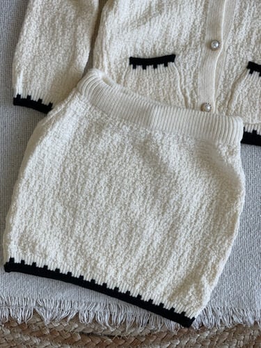 طقم شتوي سكري بأطراف سوداء ☁️