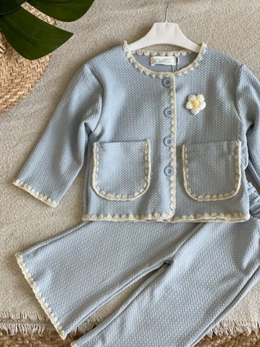 طقم لطيف باللون السماوي