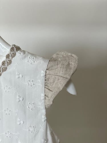 فستان لطيف باللون البيج والسكري