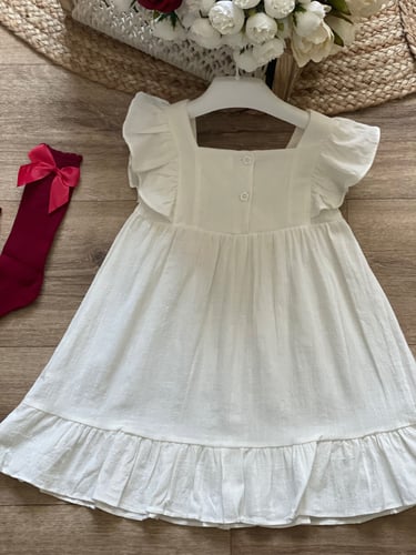 فستان أبيض ناعم