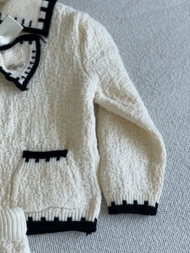 طقم شتوي سكري بأطراف سوداء ☁️