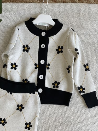 طقم باللون السكري والأسود