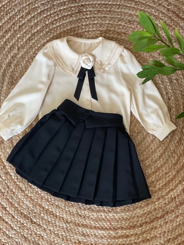 قميص باللون البيج مع فيونكة