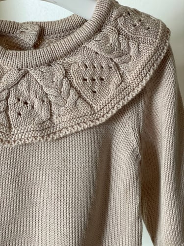 طقم تريكو شتوي جميل باللون البيج ( 2 قطعة )