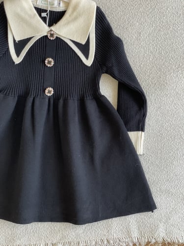 فستان باللون الأسود والسكري