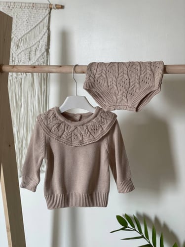 طقم تريكو شتوي جميل باللون البيج ( 2 قطعة )