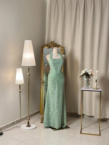 6406- فستان أخضر بترتر لامع بتصميم هالتر ساحر