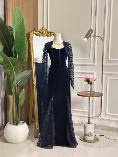 6883 -فستان كحلي مخملي بتفاصيل دانتيل رائعة