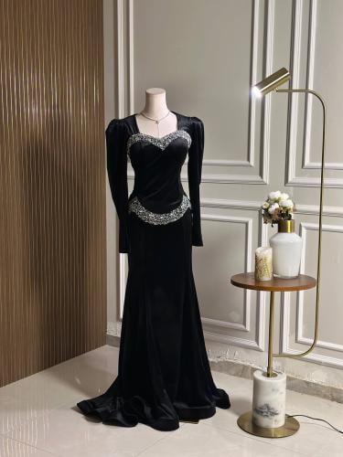 6724- فستان مخملي أسود أنيق جدًا