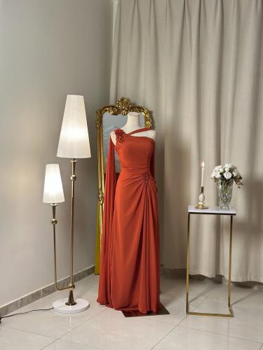 6424- فستان برتقالي جريء بتصميم عصري وأنيق