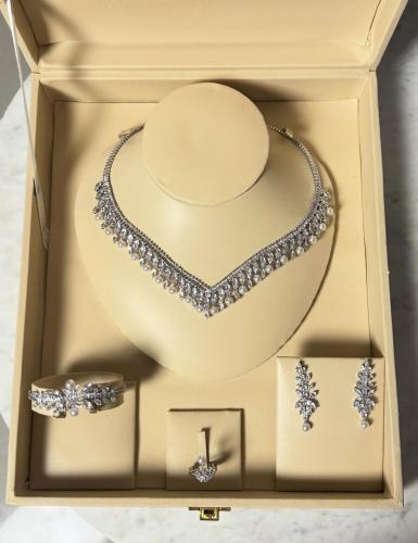 طقم اكسسوار مرصع باللولو A1557