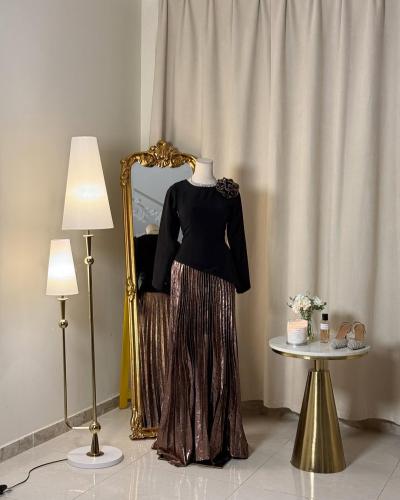 5595 -فستان أسود بتصميم راقٍ ومزيج معدني