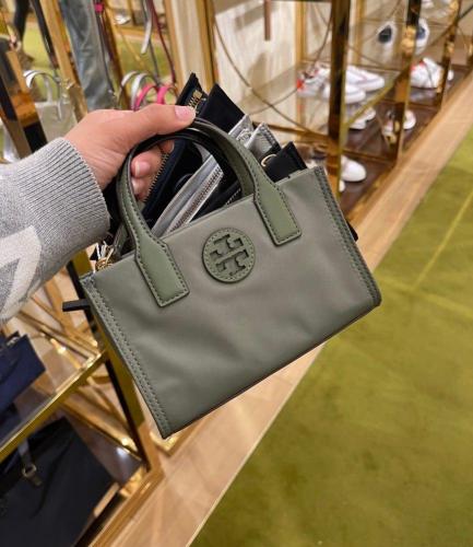 Tory burch اخضر