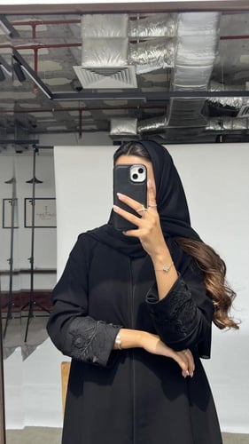 عباية سوداء بقماش لنن من الخلف مطرز