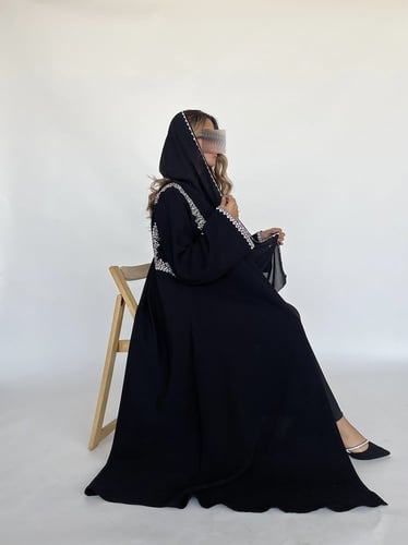 عباية سوداء بتطريز ابيض