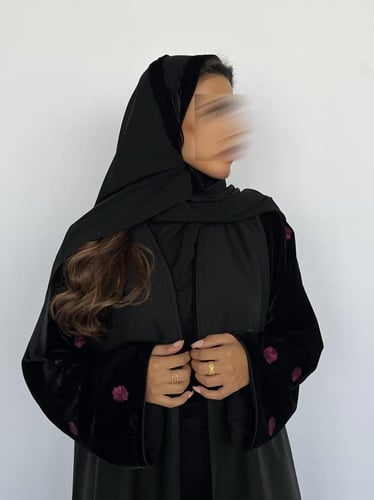 عباية سوداء بأكمام مخمل مطرز.