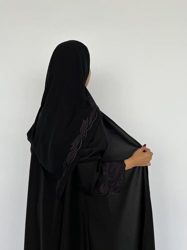 عباية سوداء بتطريز ليلكي