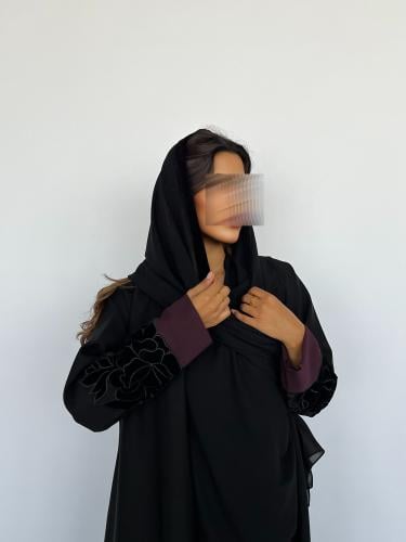 عبايه سوداء بأكمام بنفسجي و ورد مخمل