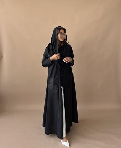 عباية سوداء مع ورد من الجانب