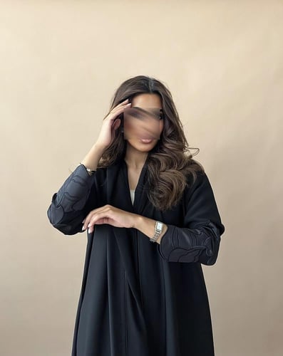 عباية سوداء بزينة ورد في الاكمام