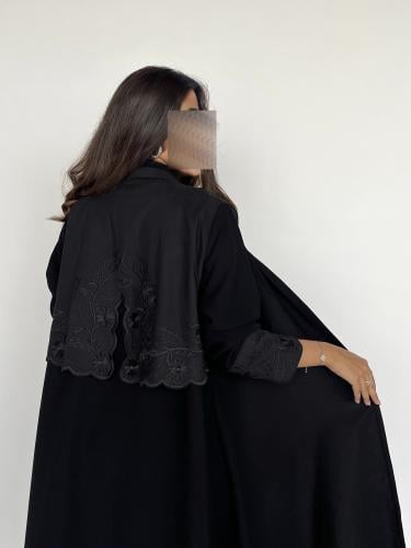 عباية سوداء بقماش لنن من الخلف مطرز