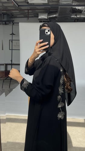 عباية بتطريز وكسرتين من الخلف
