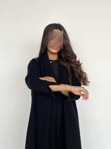 عباية سوداء بكسرة و و ورد من الخلف