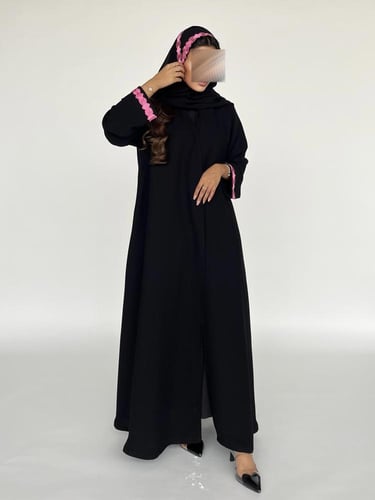 عباية بتطريز وردي