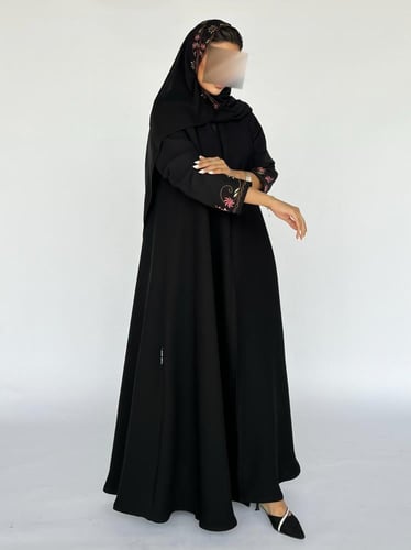 عباية بتطريز ملون