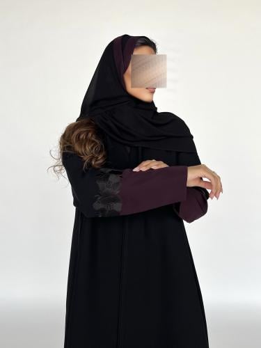 عباية بأكمام ليلكي و تطريز ورد اسود