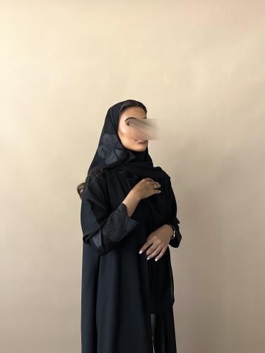 عباية سوداء بزينة ورد في الاكمام