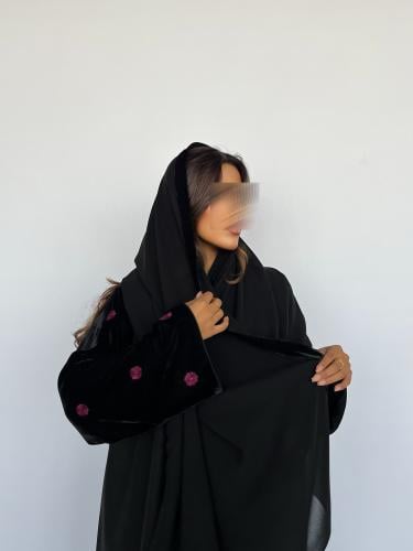 عباية سوداء بأكمام مخمل مطرز.